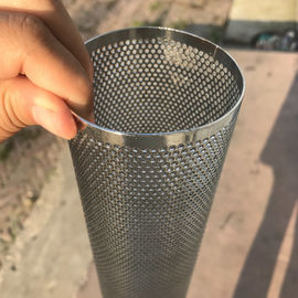 Perforowany filtr siatkowy Wkład filtra rurkowego / cylindryczny metalowy filtr siatkowy