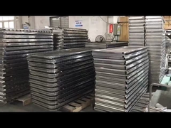 Pracownicy stolarki z stali nierdzewnej