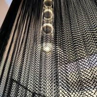 Przykładowa personalizacja czarnego metalowego zasłony do restauracji, salonu, przegrody, dekoracyjnej siatki łańcuchowej