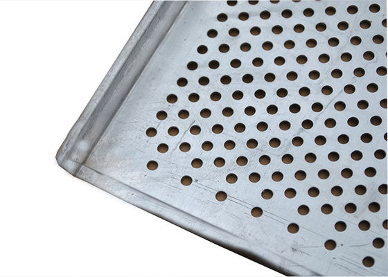 Płaska i perforowana aluminiowa blacha do pieczenia z wypukłymi krawędziami Wysokość tacy 20 mm