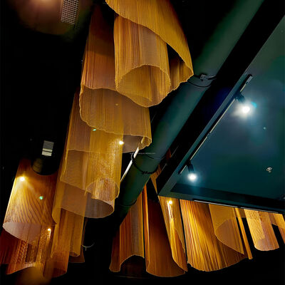 Dobra cena. Aluminiowa kurtyna sufitowa Inny kolor Kolczatka z siatki drucianej Dekoracyjna zasłona z siatki z ogniwami łańcuszkowymi w Internecie